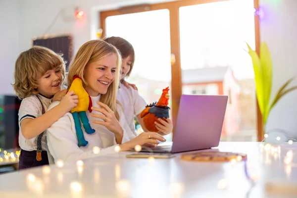 Madre Che Cerca Lavorare Casa Con Suoi Figli Come Azienda — Foto Stock