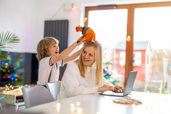 Mutter Versucht Mit Ihren Kindern Von Hause Aus Als Firma — Stockfoto