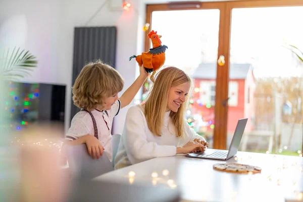 Moeder Probeert Werken Vanuit Huis Met Haar Kinderen Als Bedrijf — Stockfoto