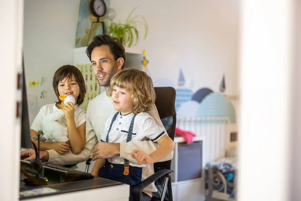 Pai Tentando Trabalhar Casa Com Seus Filhos Como Companhia — Fotografia de Stock