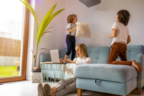 Mãe Tentando Trabalhar Casa Com Seus Filhos Como Uma Empresa — Fotografia de Stock