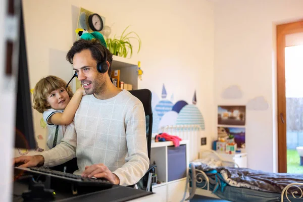 Pai Tentando Trabalhar Casa Com Seus Filhos Como Companhia — Fotografia de Stock