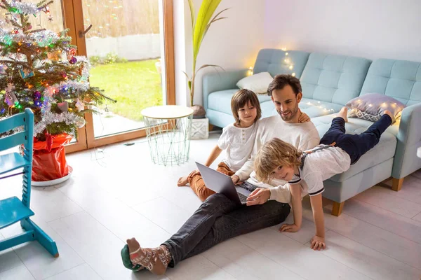 Baba Çocuklarıyla Birlikte Evden Çalışmaya Çalışıyor — Stok fotoğraf