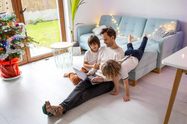 Pai Tentando Trabalhar Casa Com Seus Filhos Como Companhia — Fotografia de Stock