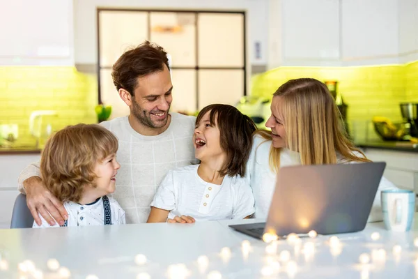 Familia Joven Feliz Usando Ordenador Portátil Casa — Foto de Stock