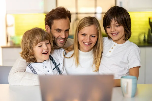 Gelukkig Jong Gezin Met Laptop Thuis — Stockfoto