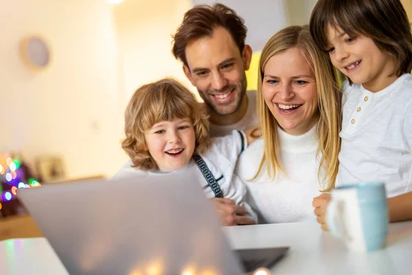 Jovem Família Feliz Usando Laptop Casa — Fotografia de Stock