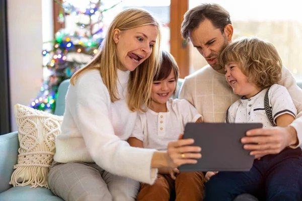 Familia Joven Que Divierte Con Tableta Digital Sofá — Foto de Stock