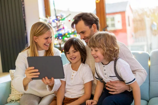 Família Jovem Divertindo Com Tablet Digital Sofá — Fotografia de Stock