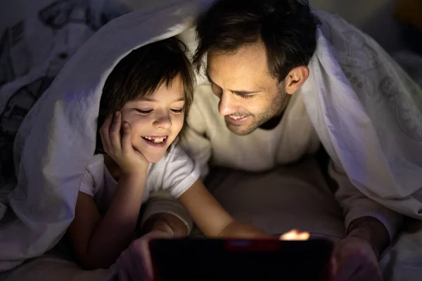 Baba Oğul Geceleri Yatakta Dijital Tablet Kullanıyorlar — Stok fotoğraf