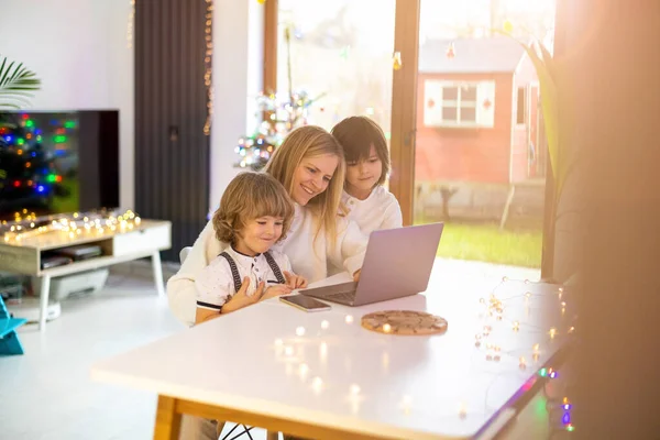 Madre Che Cerca Lavorare Casa Con Suoi Figli Come Azienda Foto Stock