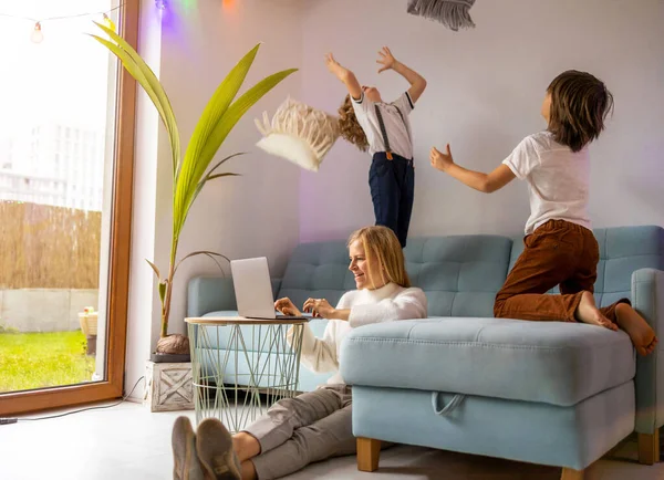 Mãe Tentando Trabalhar Casa Com Seus Filhos Como Uma Empresa Fotografia De Stock