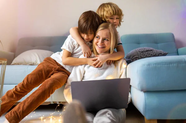 Madre Tratando Trabajar Desde Casa Con Sus Hijos Como Empresa Imágenes de stock libres de derechos