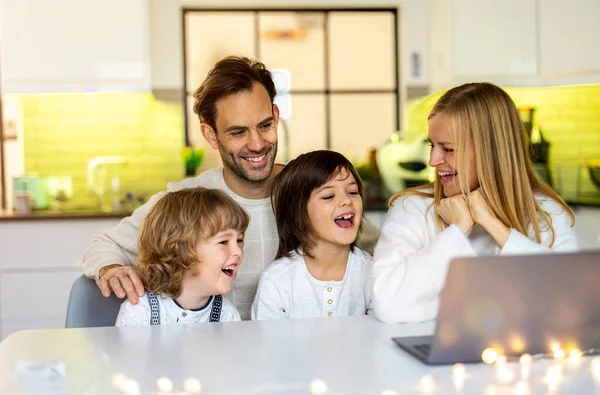 Glückliche Junge Familie Nutzt Laptop Hause Stockbild