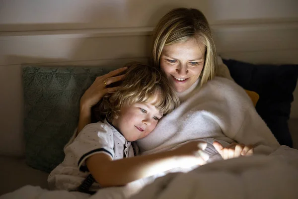 Μητέρα Και Γιος Που Χρησιμοποιούν Ψηφιακό Δισκίο Μαζί Νύχτα Στο Εικόνα Αρχείου