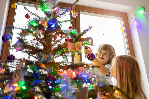 Anne Oğul Noel Ağacı Süslüyorlar Stok Fotoğraf