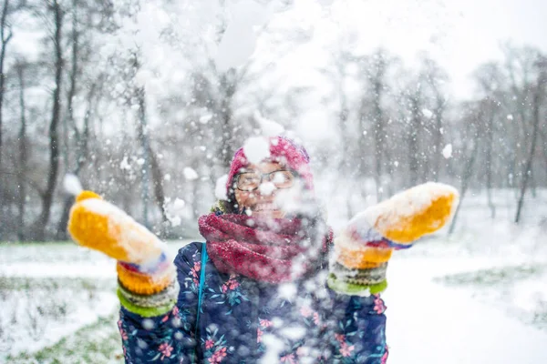 Kvinna Kasta Snö Luften Och Njuta Kall Vinterdag — Stockfoto