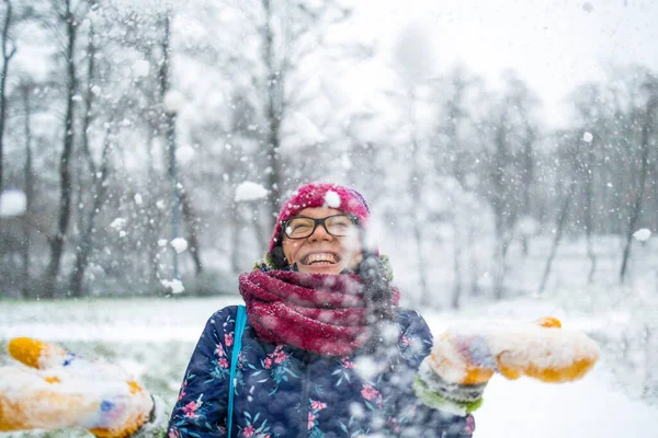 Frau Wirft Schnee Die Luft Und Genießt Einen Kalten Wintertag — Stockfoto