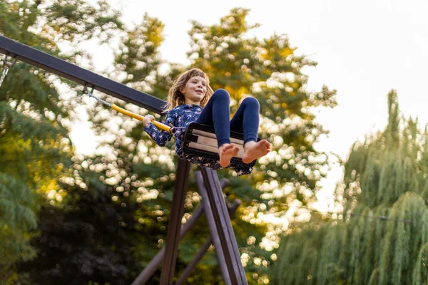 Meisje Speelt Schommels Het Park — Stockfoto