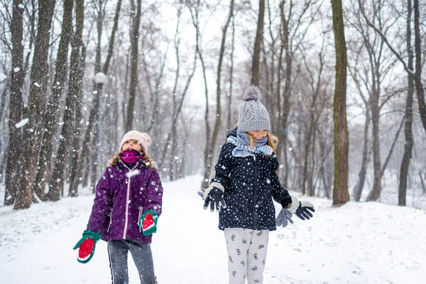 Παιδιά Ρίχνουν Χιόνι Στον Αέρα Και Απολαμβάνουν Μια Κρύα Χειμωνιάτικη — Φωτογραφία Αρχείου