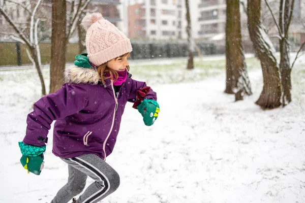 Menina Desfrutando Atividades Inverno Neve — Fotografia de Stock