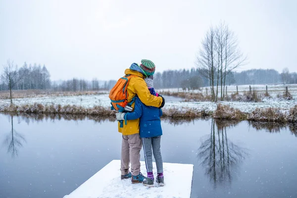 Rückansicht Von Vater Mit Tochter Winter Der Natur — Stockfoto