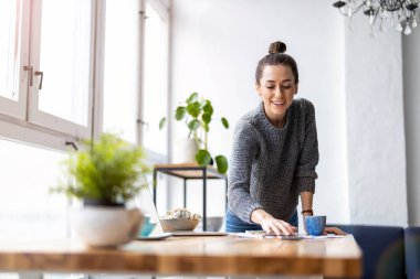 Yaratıcı bir şirkette çalışan genç bir kadın.