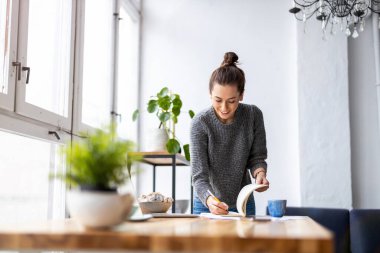 Yaratıcı bir şirkette çalışan genç bir kadın.