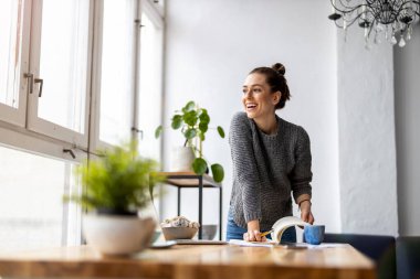 Yaratıcı bir şirkette çalışan genç bir kadın.