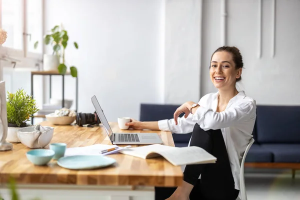 Creatieve Jonge Vrouw Werkt Laptop Haar Studio — Stockfoto