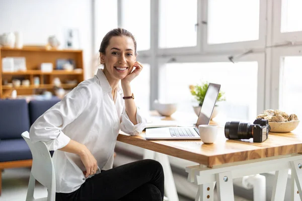 Creative Young Woman Working Laptop Her Studio — Stock Photo, Image