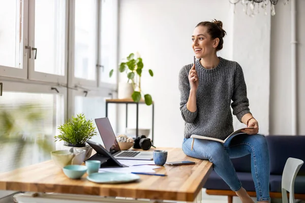 Mujer Joven Que Trabaja Una Empresa Creativa Nueva Creación — Foto de Stock