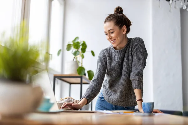 Creatieve Jonge Vrouw Werkt Laptop Haar Studio — Stockfoto