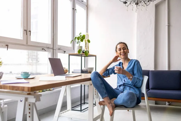 Mujer Joven Creativa Trabajando Ordenador Portátil Estudio — Foto de Stock