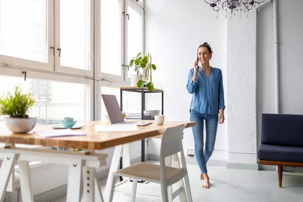 Jonge Vrouw Werkzaam Creatief Start Bedrijf — Stockfoto