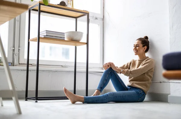 Portret Van Een Lachende Creatieve Vrouw Een Moderne Zolderruimte — Stockfoto