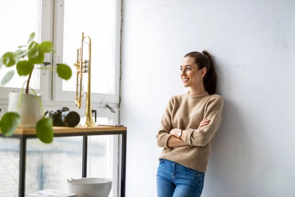 Retrato Uma Mulher Criativa Sorridente Espaço Moderno Loft — Fotografia de Stock