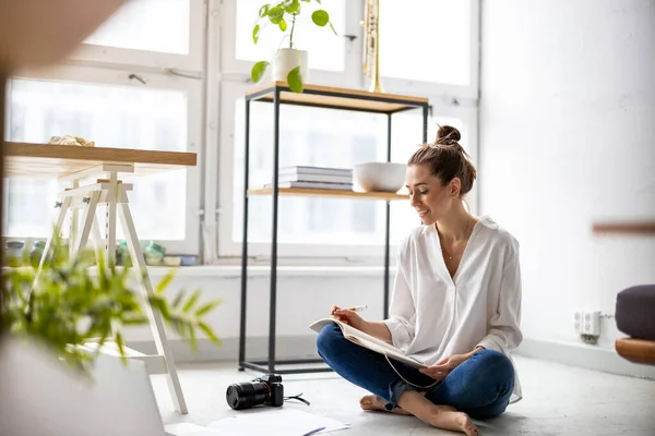 Kreativ Ung Kvinna Som Arbetar Laptop Sin Studio — Stockfoto