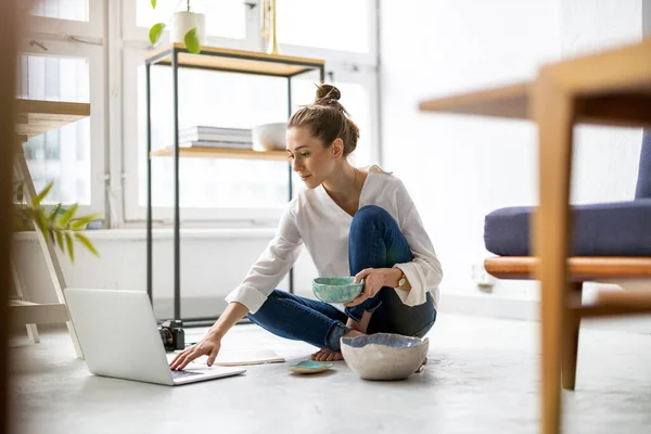 Mujer Joven Creativa Trabajando Ordenador Portátil Estudio — Foto de Stock