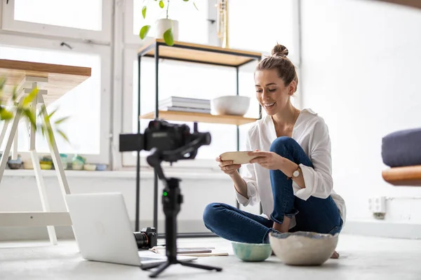 Feminino Vlogger Fazendo Vídeo Mídia Social Sobre Sua Cerâmica — Fotografia de Stock