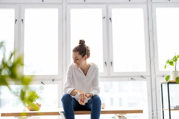 Portrait Smiling Creative Woman Modern Loft Space — Stock Photo, Image