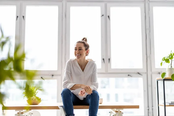 Retrato Uma Mulher Criativa Sorridente Espaço Moderno Loft — Fotografia de Stock