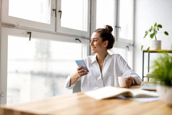 Mulher Negócios Criativa Usando Smartphone Escritório Loft — Fotografia de Stock