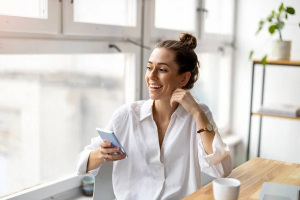 Creative Business Woman Using Smartphone Loft Office — Stock Photo, Image