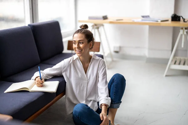 Young Woman Working Creative Start Company — Stock Photo, Image