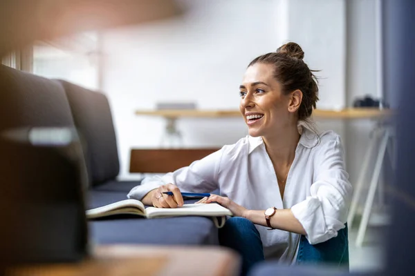 Junge Frau Arbeitet Kreativem Start Unternehmen — Stockfoto