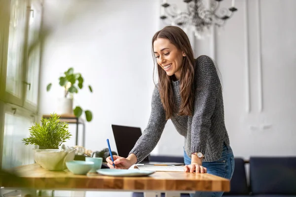 Jonge Vrouw Werkzaam Creatief Start Bedrijf Stockafbeelding