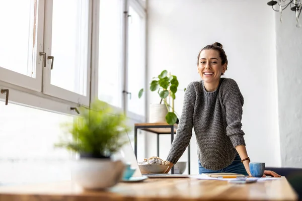 Junge Frau Arbeitet Kreativem Start Unternehmen Stockbild