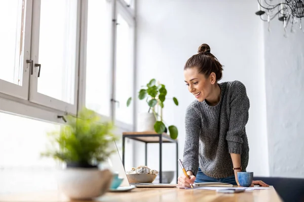 Junge Frau Arbeitet Kreativem Start Unternehmen Stockfoto