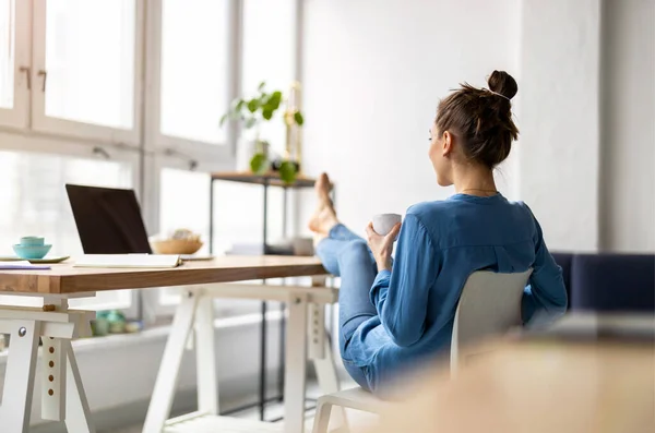 Junge Frau Entspannt Sich Büro Mit Nackten Füßen Auf Dem Stockbild